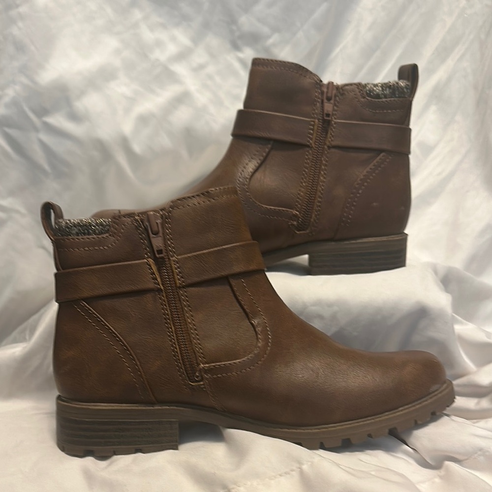 Brown girl ankle boots, size 4. Like new, no scuffs.